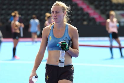 Agustina Habif se hidrata durante el entrenamiento matutino.