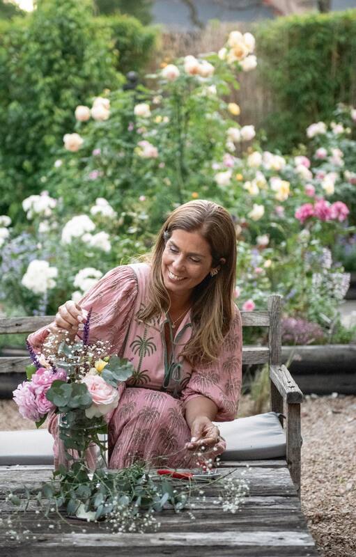 Agustina Hilbert en su jardín de rosas