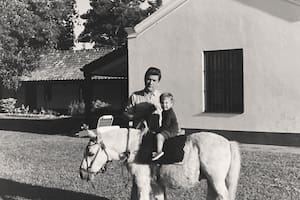 Agustina junto a Bordeu, su abuelo