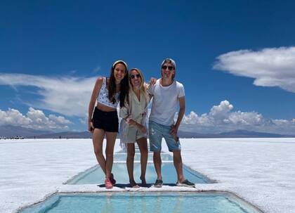 Agustina junto a su hermano y su cuñada en las salinas