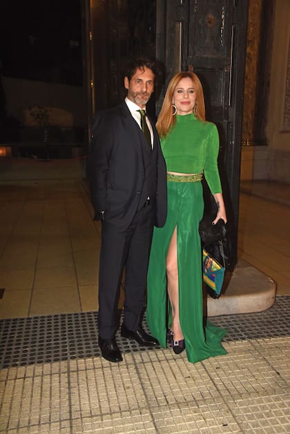 Agustina Kampfer y su pareja, Carlos Gianella, testigo de la boda civil.
