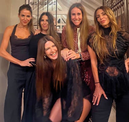 Agustina Lecouna, Rochi Goldenhorn, Sol Ahumada, Milagros Brito y Delfina Lecouna rodean a la cumpleañera