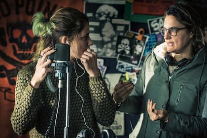 Agustina Macri, a la derecha, dando indicaciones al equipo de producción durante el rodaje de la película