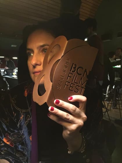 Agustina Macri, directora de la cinta ganadora, enseña su premio en la ceremonia celebrada en Barcelona
