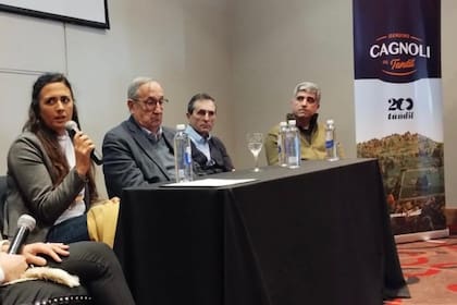 Agustina Micheo, Miguel Lunghi (intendente de Tandil), Pablo Cagnoli y Maximiliano Cortés durante el evento en la Exposición Rural de Palermo