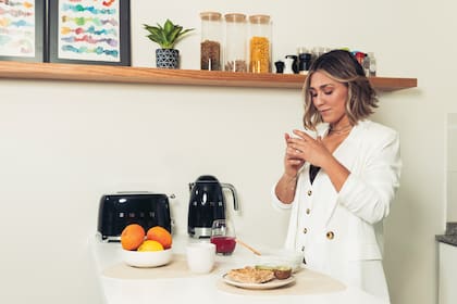 Agustina posa en la intimidad de su hogar, remodelado y diseñado por su madre, Débora Sanuy. El desayuno y el primer café del día son uno de sus rituales preferidos