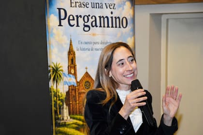 Agustina Roca presentó su primer libro, "Érase una vez en Pergamino", en su ciudad