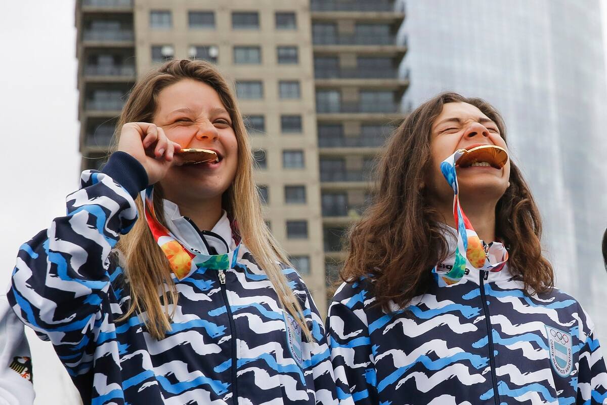 Agustina Roth e Iñaki Iriartes Mazza no olvidarán este momento: llegaron a lo más alto del podio en los Juegos Olímpicos de la Juventuid.