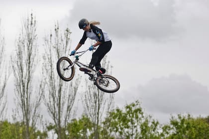 Agustina Roth y su arte en el aire de Puerto Madero: la pareja argentina ganó la medalla de oro en BMX Freestyle.