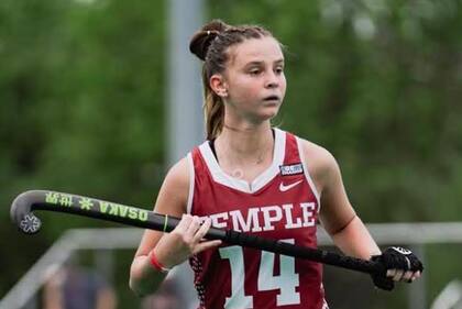 Agustina jugando al hockey