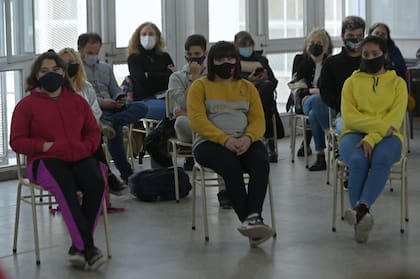 Agustina Vila con los centros de estudiantes en la Escuela N°16, en un encuentro posterior al acto
