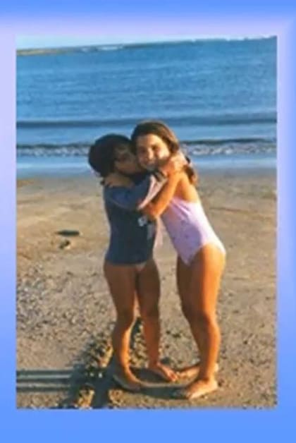 Agustina y Antonella se abrazan durante unas vacaciones en la playa