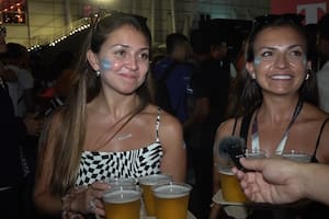 Agustina y Fernanda llegaron el viernes desde Córdoba y gastaron casi 50 mil pesos en ocho cervezas