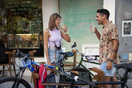Agustina y su novio Maxi hacen una parada para refrescarse con limonadas en Gorriti al 400