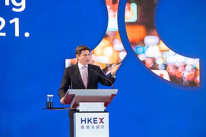 Aguzin es CEO de la bolsa de Hong Kong desde 2021. Firmó contrato por tres años.