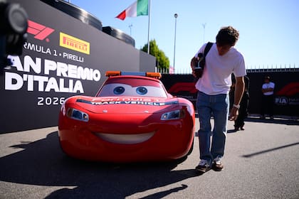 “¡Ah, si es Rayo McQueen!”, se sorprendió el piloto argentino de 23 años en Monza; después lidió con el coche de verdad en la pista.