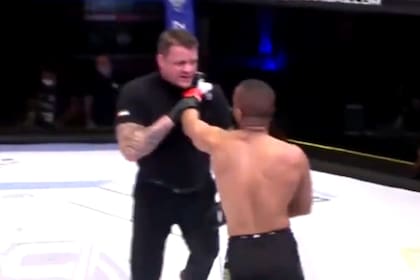 Ahmad Al Darmaki tomó del cuello al árbitro Marc Goddard