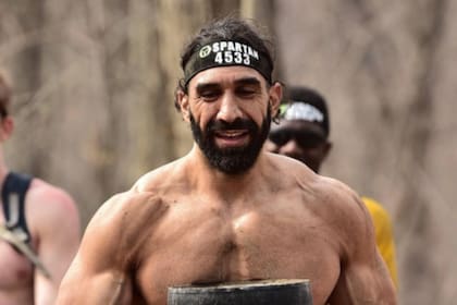 Ahmad en una de las competencias en las que lucía un fornido físico. Crédito: Hospital Johns Hopkins