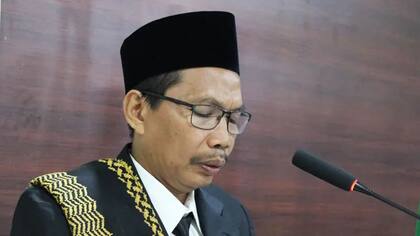 Ahmad Imanuddin Sumar, conocido por sus alumnos como Abah, pidió a Zia y Sukma que no contaran lo sucedido