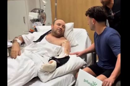 Ahmed al Ahmed, en el momento en que recibió el cheque