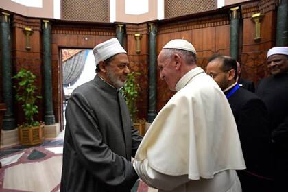 Ahmed al Tayeb junto al Papa Francisco el 28 de abril de 2017 en Cairo.