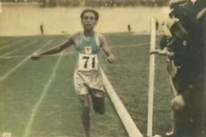 Ahmed Boughèra El Ouafi compitió en los Juegos Olímpicos de París 1924 y Ámsterdam 1928, en este último ganó la medalla de oro; terminó en el olvido y viviendo una vida de carencias