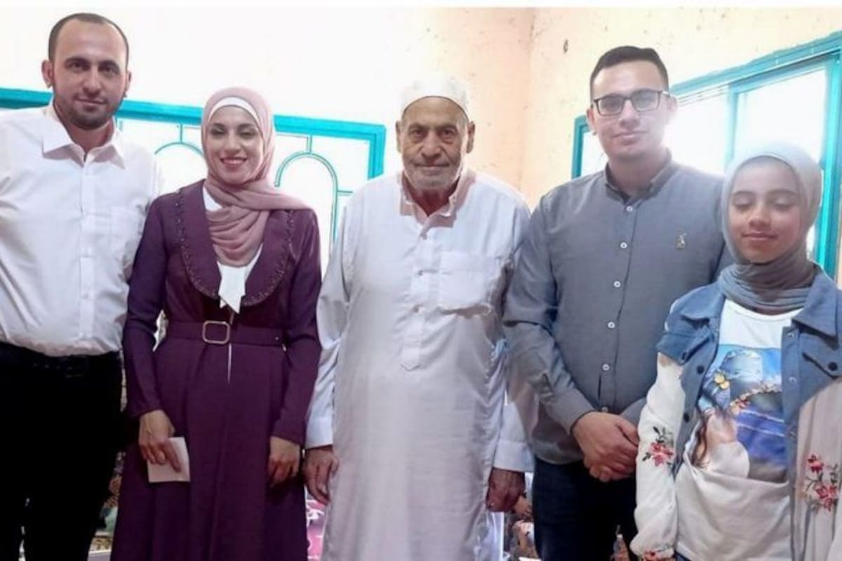Ahmed, quien compartía historias de la vida en Gaza, perdió a 21 miembros de su familia cuando un misil alcanzó el edificio en el que se encontraban.