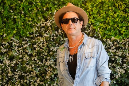 "Ahora a Andrés (Calamaro) lo confunden conmigo", bromea Coti