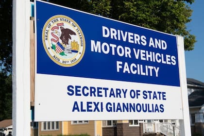 Ahora, el centro principal del DMV en Chicago cuenta con una oficina permanente de impuestos, lo que permite a los usuarios pagar tributos y registrar títulos en una sola visita