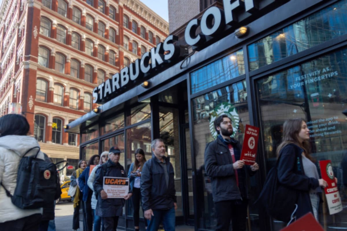 Ahora empleados de esta famosa cafetería deciden suspender sus actividades en busca de mejoras laborales