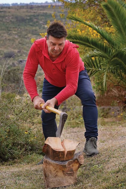 “Ahora estoy con las manos llenas de tierra después de estar en el jardín, pero me baño, me tomo un avión y me voy a trabajar a Buenos Aires como actor. ¡Lo logré!”, dice.