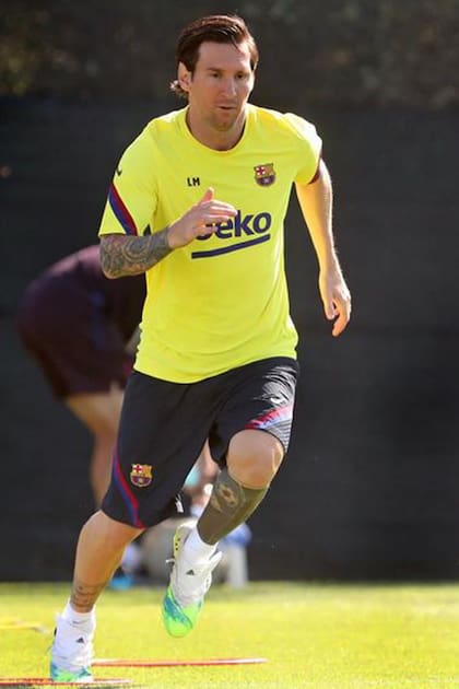 Ahora lampiño, Messi tuvo alguna molestia en los entrenamientos en los últimos días, pero ya se encuentra bien.