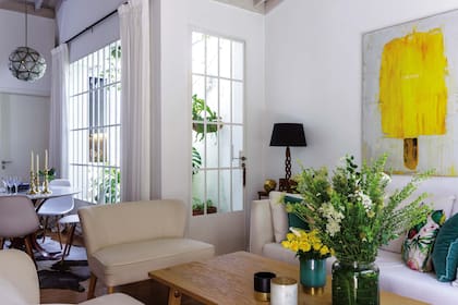 AHORA Las banquetas en el mismo tono neutro de los sillones dan una nueva perspectiva. El foco visual, se lo lleva la obra 'Helado Amarillo' de Ricky Crespo que los atrajo por su color, formato y mensaje.