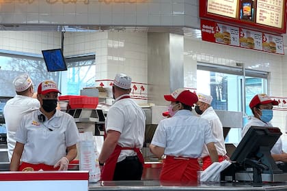 Ahora los empleados de comida rápida en California tendrán uno de los salarios mínimos más altos de EE.UU.