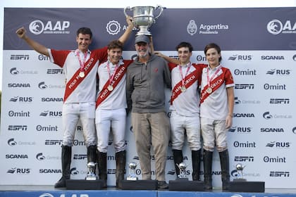 Ahora Matías Mac Donough está de padre y guía para los jugadores, pero él levantó dos veces la República; con él se alegran su hijo homónimo ("Vizcacha"), "Min" Podestá, Custodio Eleno y Fermín Mac Donough.