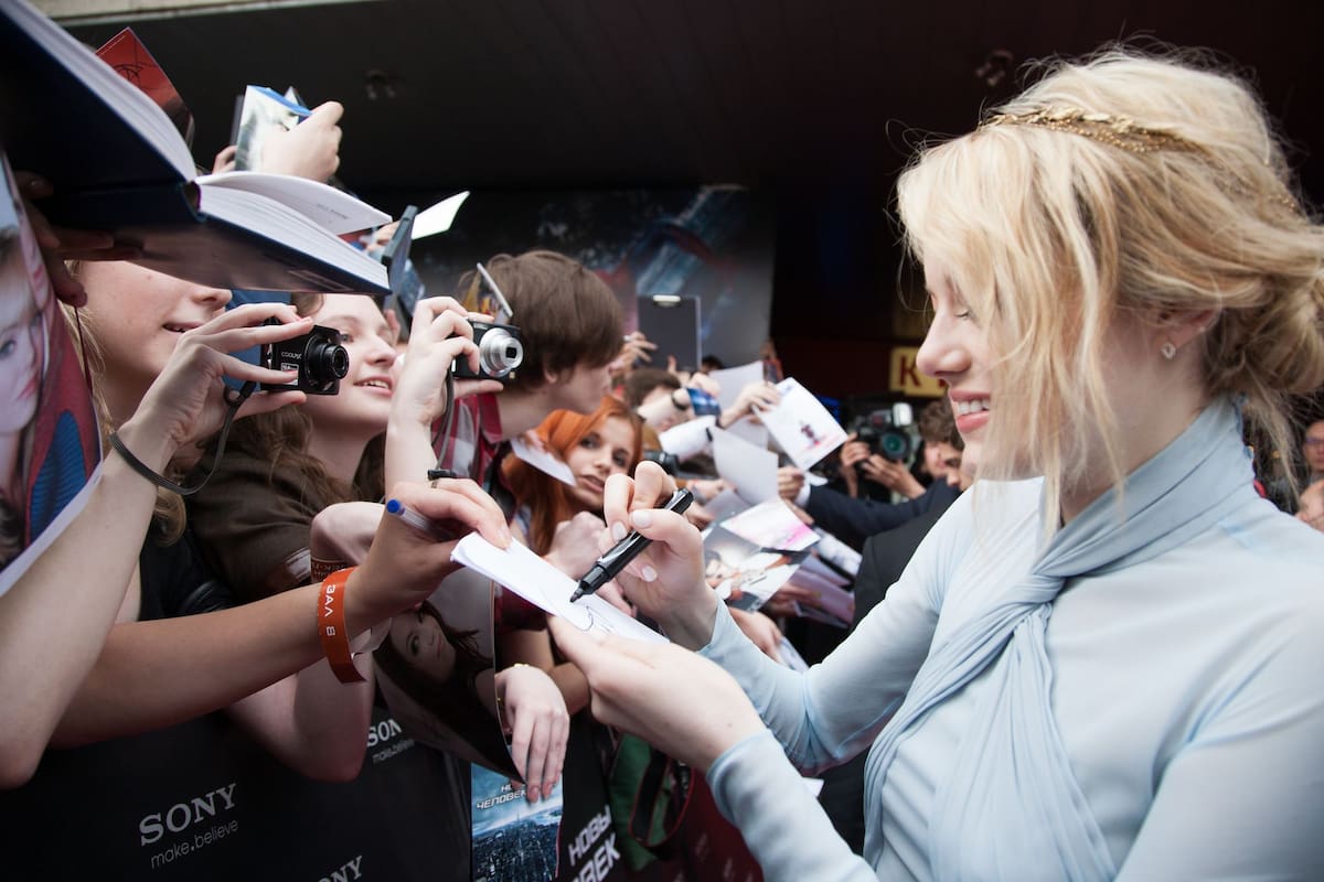 Ahora que el autógrafo pasó de moda y la selfie no resiste al distanciamiento social, los famosos encuentran en los saludos y las videollamadas otras formas de estar en contacto con sus fans y de paso ganar dinero