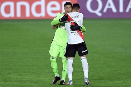 Ahora sí: a punto de empezar a jugar, recibe el saludo del pibe Lecanda