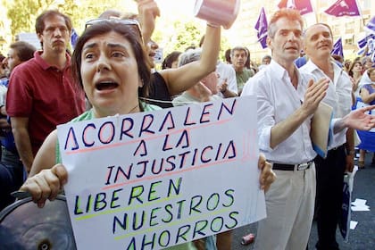 Ahorristas protestando por la imposición del corralito en diciembre de 2001
