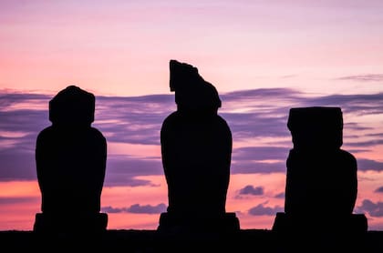 Ahu Tongakiri con el cielo del atardecer en la Isla de Pascua