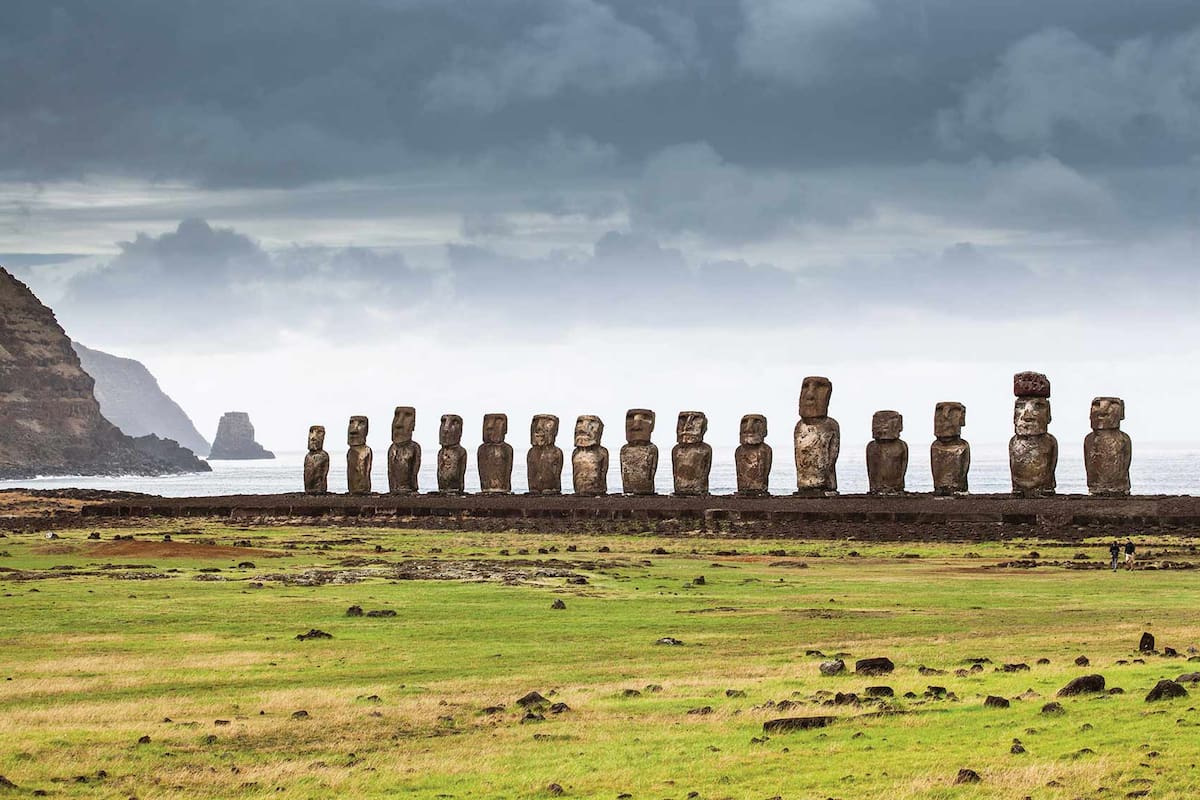 Ahu Tongariki, la mayor de todas las formaciones, con quince moai de roca volcánica, a pasos del rugido ronco del Pacífico.