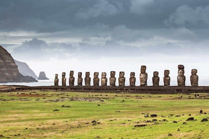 Ahu Tongariki, la mayor de todas las formaciones, con quince moai de roca volcánica, a pasos del rugido ronco del Pacífico.