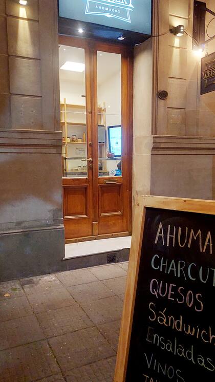 Ahumados, charcutería, quesos y sandwiches de autor se pueden encontrar en Weisbert, Chivilcoy. Abre de miércoles a sábados, de 18.30 a 00 hs, ideal para el after office.