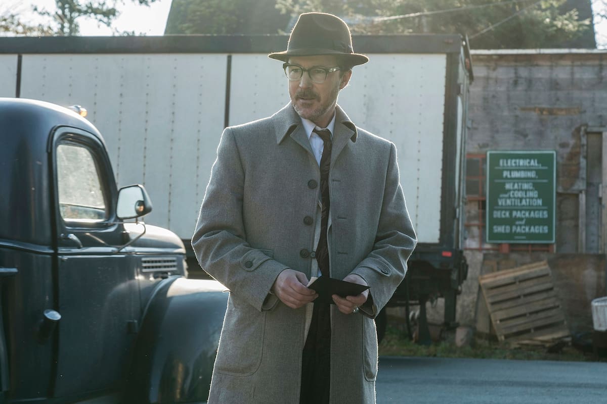 Aidan Gillen en la piel del profesor Hynek