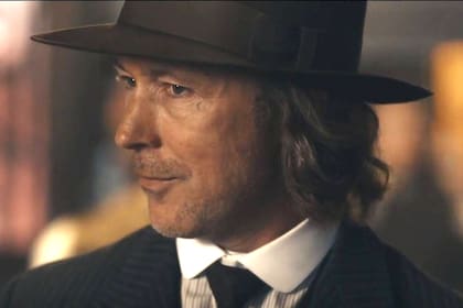 Aidan Gillen en Peaky Blinders dónde interpreta a un asesino a sueldo tan peligroso como el manipulador Littlefinger Baelish que jugó en Game of Thrones