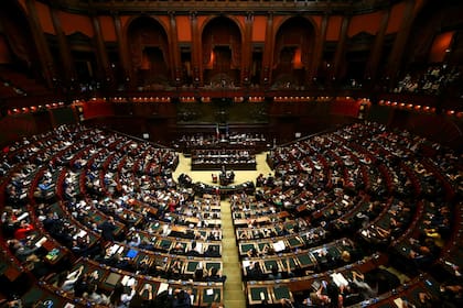 Aiello cambia su lugar en el Parlamento y las cámaras no pueden enfocarla