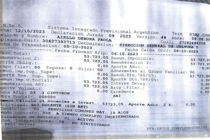 Aiello figura como contratada en la Dirección de Educación y Cultura bonaerense, pese a que vive en Corrientes