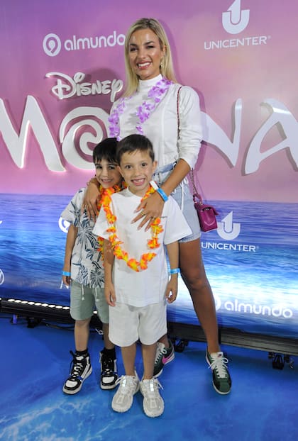 Ailén Bechara con su hijo Francisco y un amiguito
