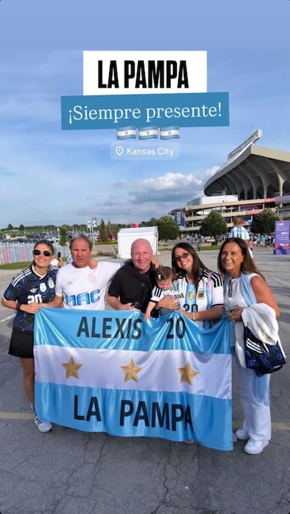 Ailén Cova junto a los familiares de Alexis Mac Allister