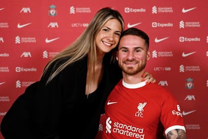 Ailén Cova y Alexis Mac Allister blanquearon su amor en mayo pasado (Foto Instagram Twitter @snappedlfc)
