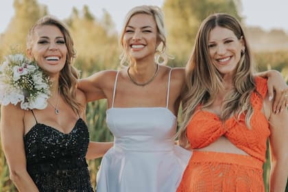 Ailén junto a sus grandes amigas, Virginia Gallardo y Macarena Rinaldi.